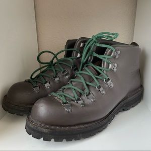Dinner Mountain Light II hiking boots. Size 9.5 EE. In excellent contrition.